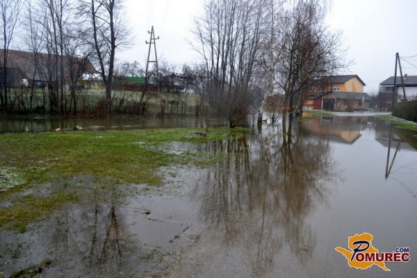 FOTO: Danes in jutri zaradi padavin napovedane nove poplave